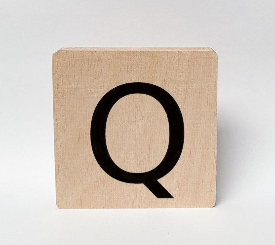 Houten letter MINIMOU Q